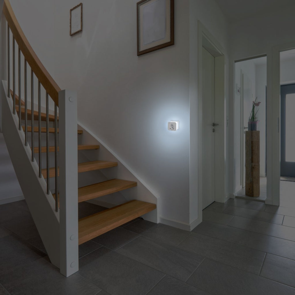 Hama Led-Nachtlampje Met Stopcontact 2 Usb-Uitgangen Bewegings- En Lichtsensor