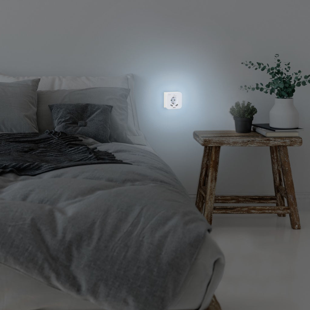 Hama Led-Nachtlampje Met Stopcontact 2 Usb-Uitgangen Bewegings- En Lichtsensor